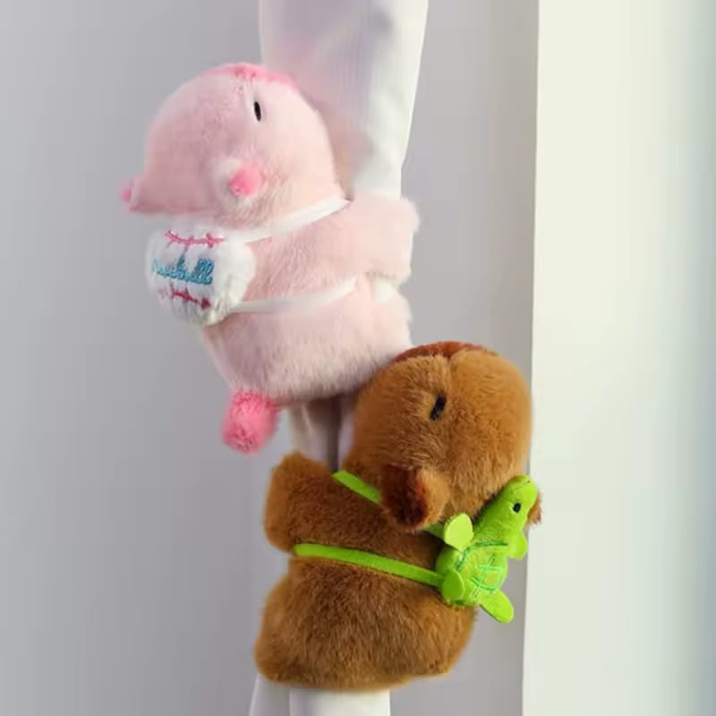 Pulsera de peluche con diseño de capibara