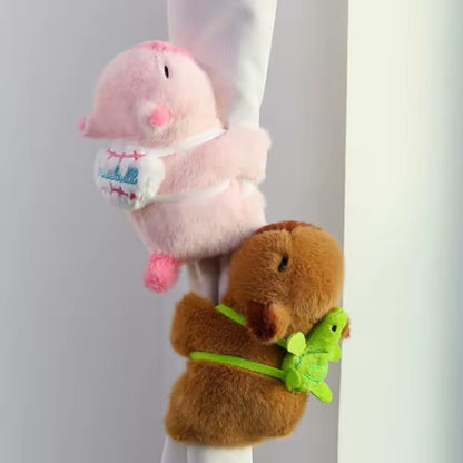 Pulsera de peluche con diseño de capibara
