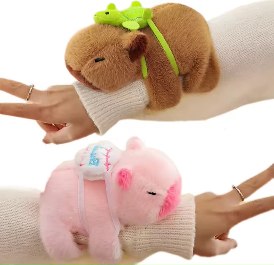 Pulsera de peluche con diseño de capibara