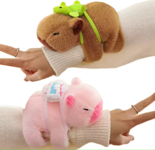Pulsera de peluche con diseño de capibara