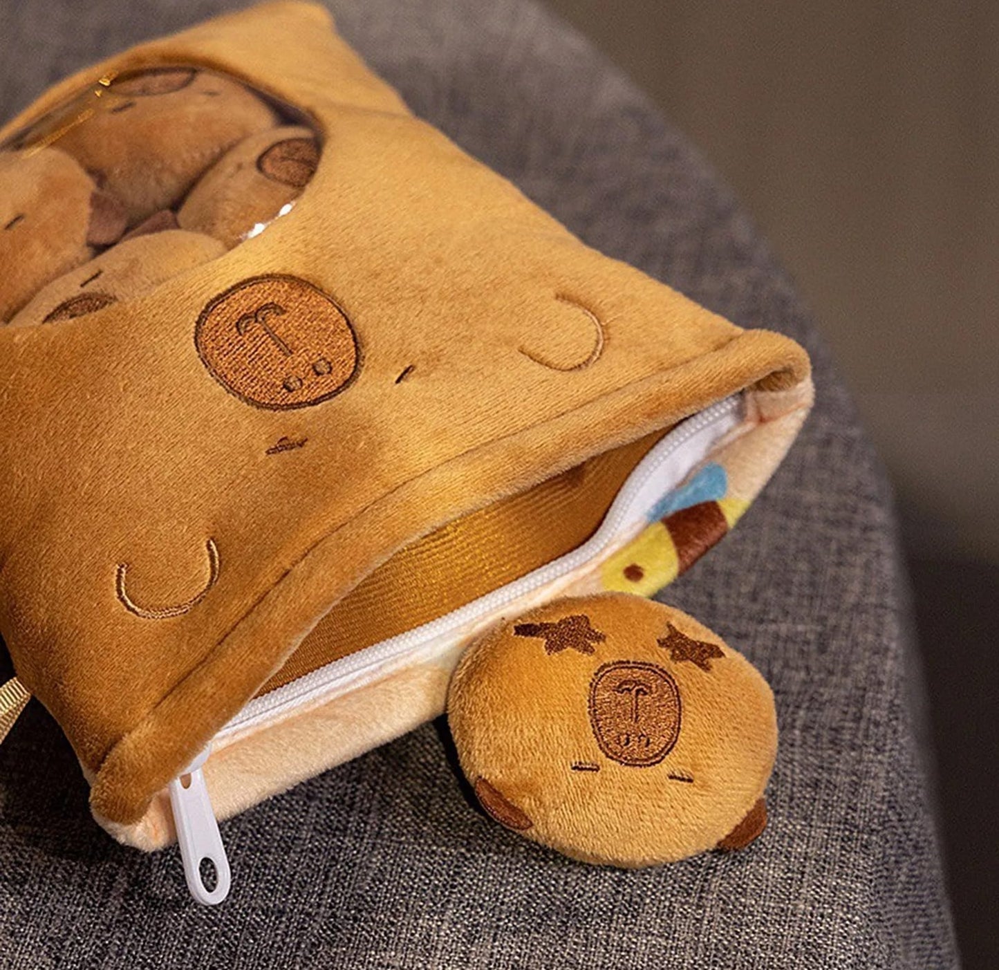 Bolsa con dos pelcuhes de Felpa Capybara